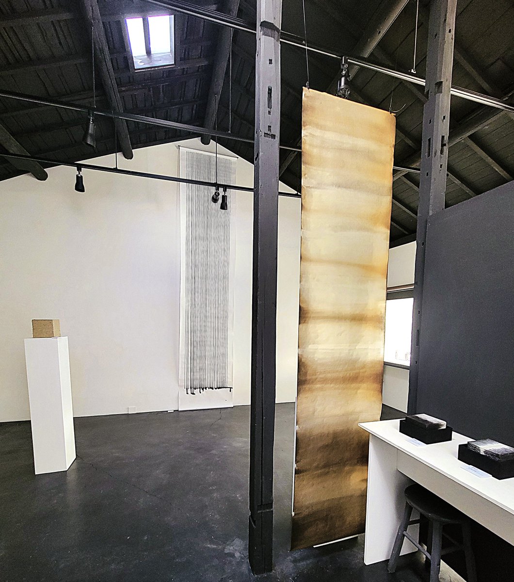 plus1art's tweet image. ＋１｜形と跡 Shape and Trace／范 叔如 FAN Shuru｜10/8ー18｜日月火休廊
幼少期から水墨文化に深く影響を受けてきました。近年になって、水墨画の根源的な要素をさらに探求し、紙と墨に改めて注目しています。
#現代アート #現代美術 #水墨画 #大阪ギャラリー