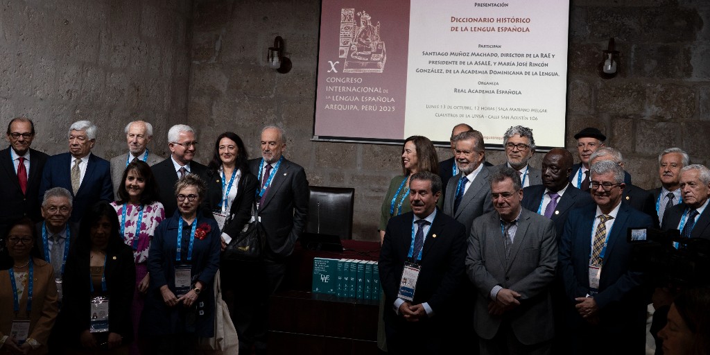 RAEinforma's tweet photo. #CILEArequipa | Hoy se ha presentado en el marco del @cilearequipa el avance del «Diccionario histórico de la lengua española» («DHLE»). El director de la RAE, Santiago Muñoz Machado, y María José Rincón (Academia Dominicana de la Lengua) han dado a conocer la obra que busca reunir la historia de nuestras palabras.