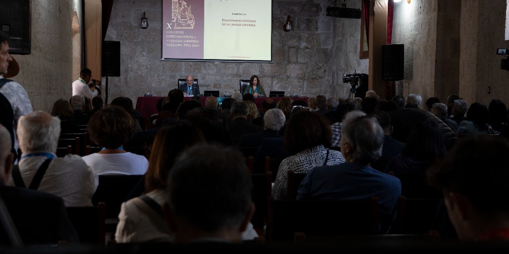 RAEinforma's tweet photo. #CILEArequipa | Hoy se ha presentado en el marco del @cilearequipa el avance del «Diccionario histórico de la lengua española» («DHLE»). El director de la RAE, Santiago Muñoz Machado, y María José Rincón (Academia Dominicana de la Lengua) han dado a conocer la obra que busca reunir la historia de nuestras palabras.