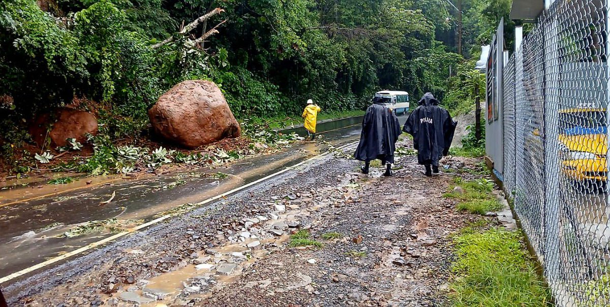 #Nacionales | 🪨 En el km 31 de la carretera hacia Panchimalco, San Salvador Sur, una roca obstruye un carril.

Personal de emergencia trabaja en su remoción y controla el tránsito en la zona.