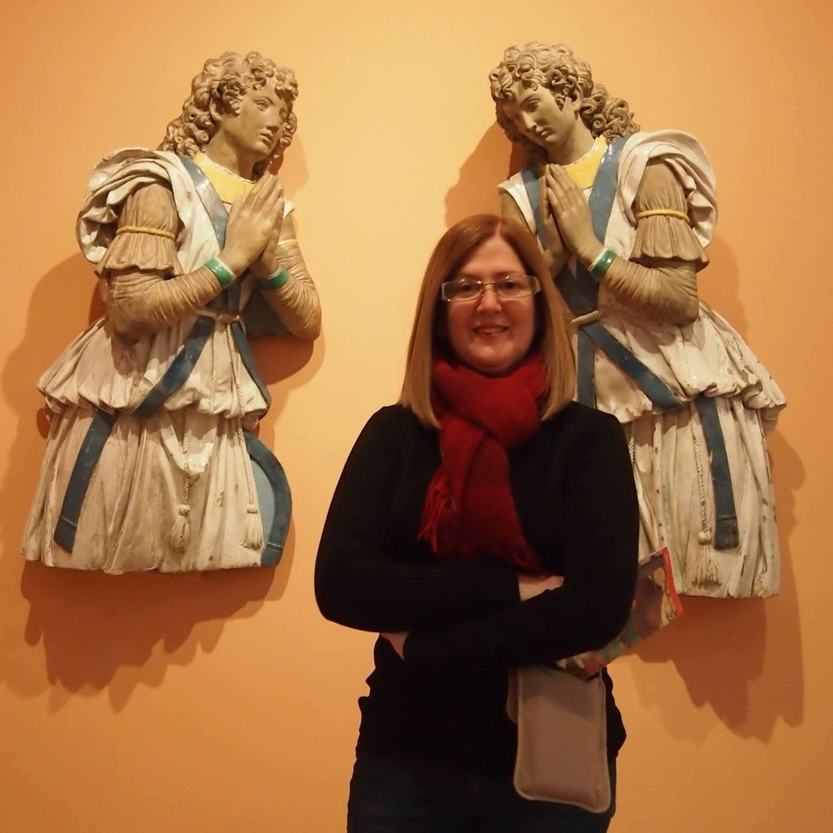 ¡Cómo  he cambiado en 12 años!
Foto tomada delante de las esculturas de Andrea Della Robbia ",  La obra forma parte de la Colección Carmen Thyssen-Bornemisza y se encuentra en el Museo Nacional Thyssen-Bornemisza de Madrid. 
Ahora con pelo corto, blanco y con 10 kg menos.