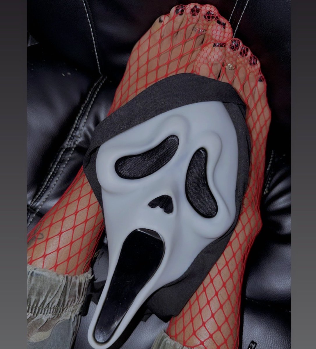 Zoe_Toezz's tweet photo. Mr. #ghosttface couldn’t resist…😩😩👣👻 #SpookySzn https://t.co/jUvsxtUYWD