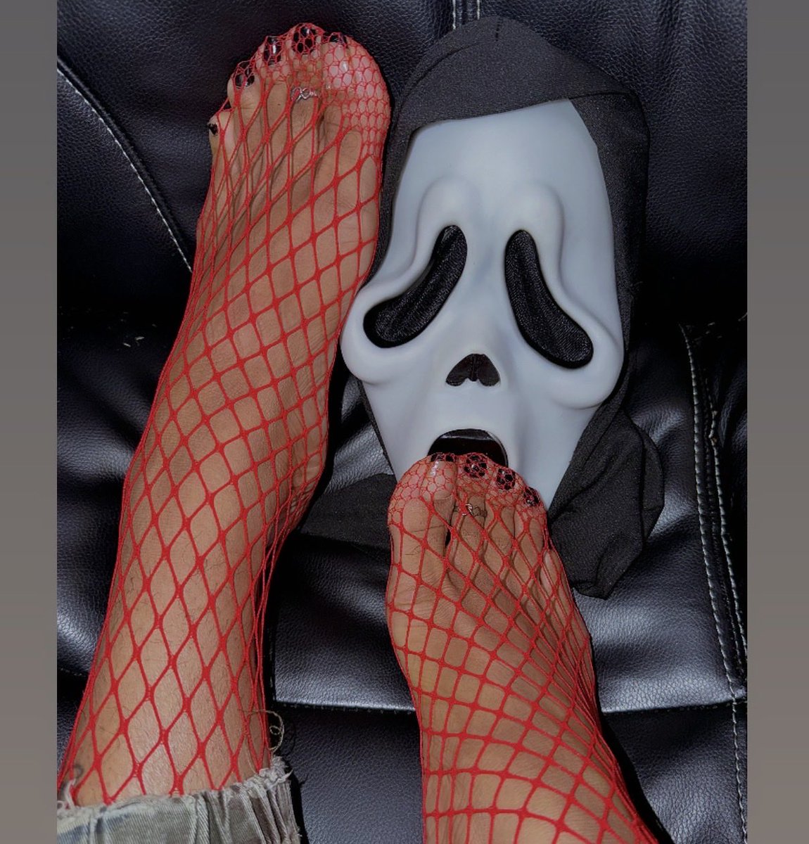 Zoe_Toezz's tweet photo. Mr. #ghosttface couldn’t resist…😩😩👣👻 #SpookySzn https://t.co/jUvsxtUYWD