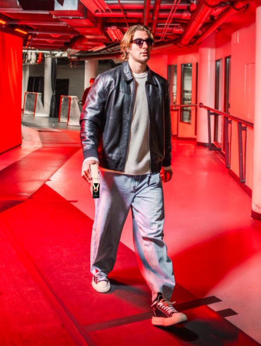 utahhockeyfacts's tweet image. Rookie Dmitri has been spotted holding a copy Twilight during walk-ins today! Sources are saying he’s #TeamEdward