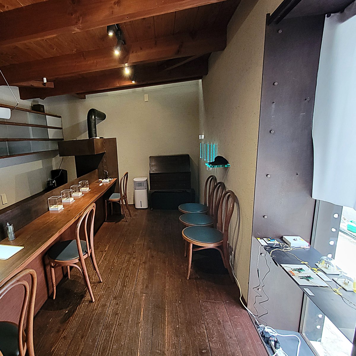 plus1art's tweet image. ＋２｜ミホリトモヒサ ｜10/8ー18｜pm1～7
日常空間にある微細な音をインスタレーションで表現するミホリトモヒサ。 本展では、窓からの光に反応し音を発する作品をはじめ、数分間隔でラジオが発する微かなノイズを聞く作品を展示。
plus1art.jp/Ja_+2/
#現代アート #音  #大阪ギャラリー