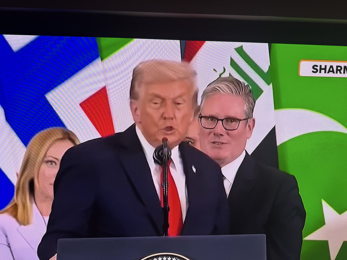 SolosFlow's tweet photo. This is the moment @Keir_Starmer got blanked and moved to the back row where he belongs like a good little bitch. His face says it all. 😂🫢🤣 #Complicit #Genocide #FreePalestine https://t.co/NYzFCoaqDu