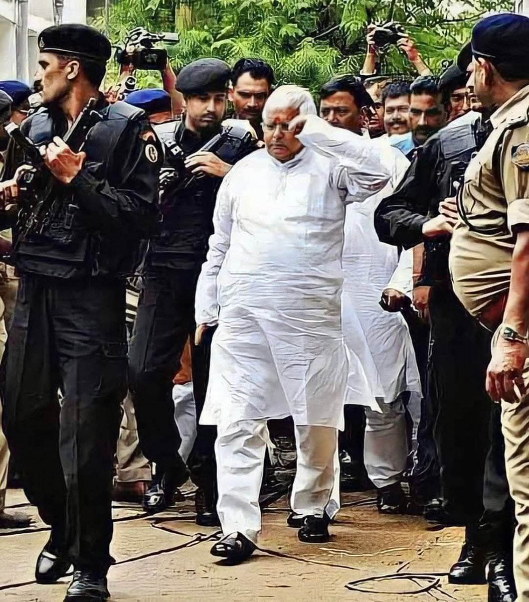 RaoBittukumar's tweet photo. हांथी घोड़े तोप तलवारें,  फौज तो तेरी सारी है...!! 
पर जंजीर में जकड़ा राजा मेरा, अब भी सब पे भारी हैं ....!! 

 लालू प्रसाद यादव 
@laluprasadrjd 
@yadavtejashwi https://t.co/7Z70NLpxoQ