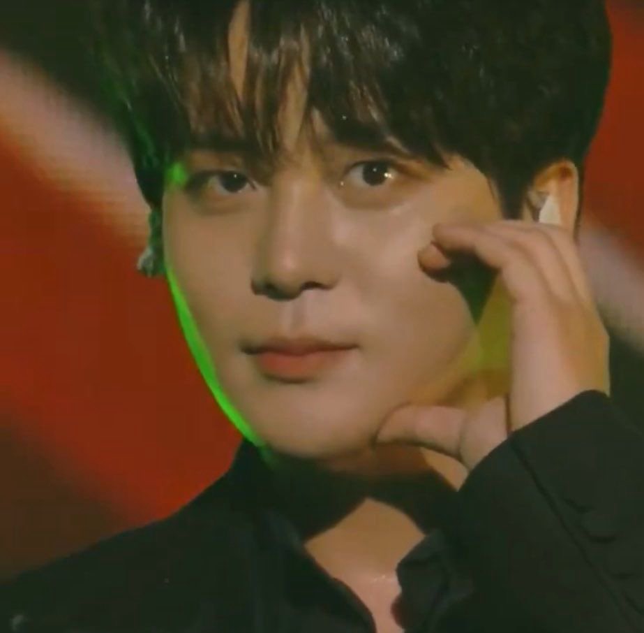 little gf jongho tweet media