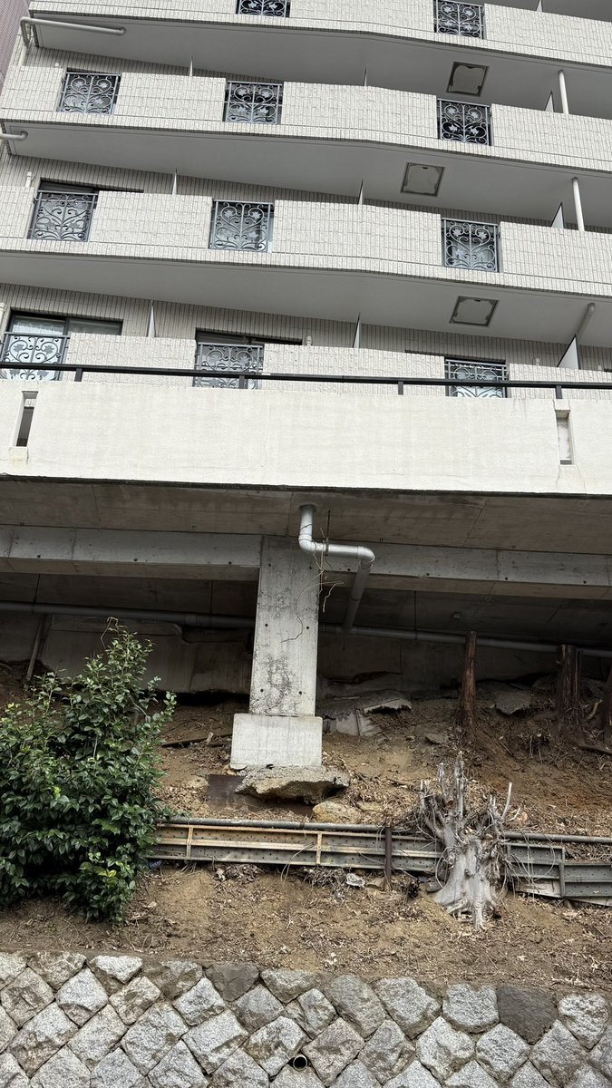 どんより。今日は階段がつらい。
ちょい怖いマンションの土台。土が削られてしまったんだろうか(´Α｀)