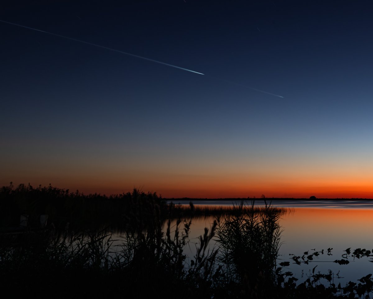 MikeSeeley's tweet photo. Faint, but definitely visible: That's Starship, launched ~7 mins prior from Texas, visible from the Space Coast of Florida as a "jellyfish" crossing the sky. 

This was seriously cool. 

Shout-out to @johnkrausphotos for the heads up. If you aren't following him, you should be. https://t.co/B4aSk9Fom3