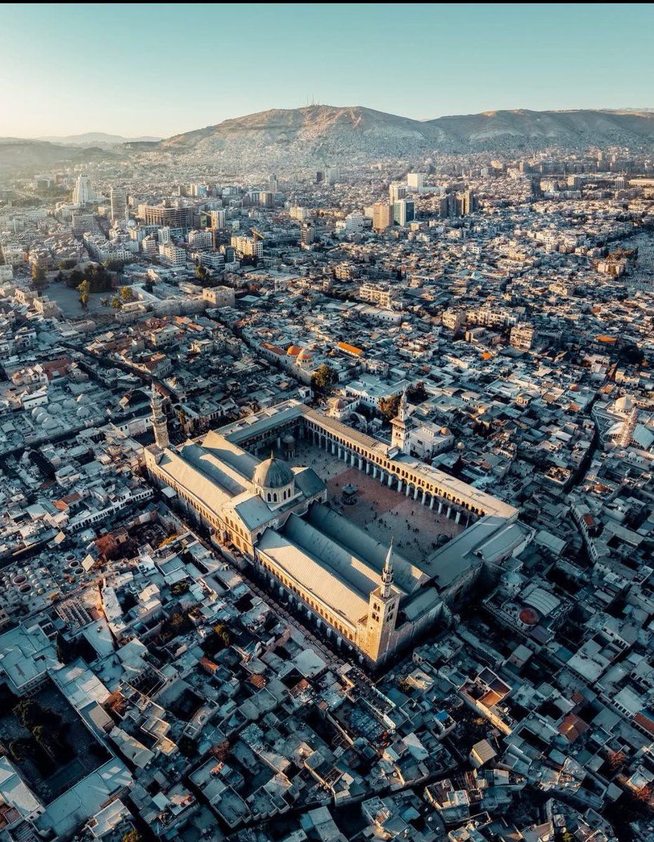 أُحبُّ دمشقَ هَوَايَ الأرقَّ
أُحبُّ جِوار بلادي