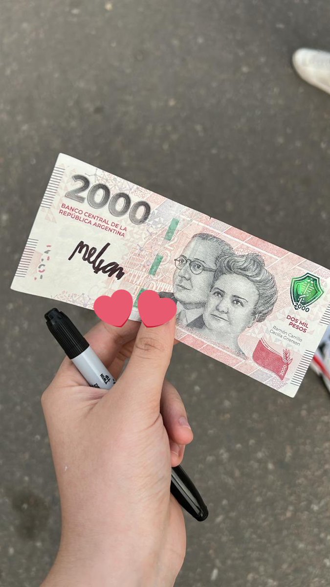 pompomiris's tweet image. gracias valen mi billete vale -2000 pesos