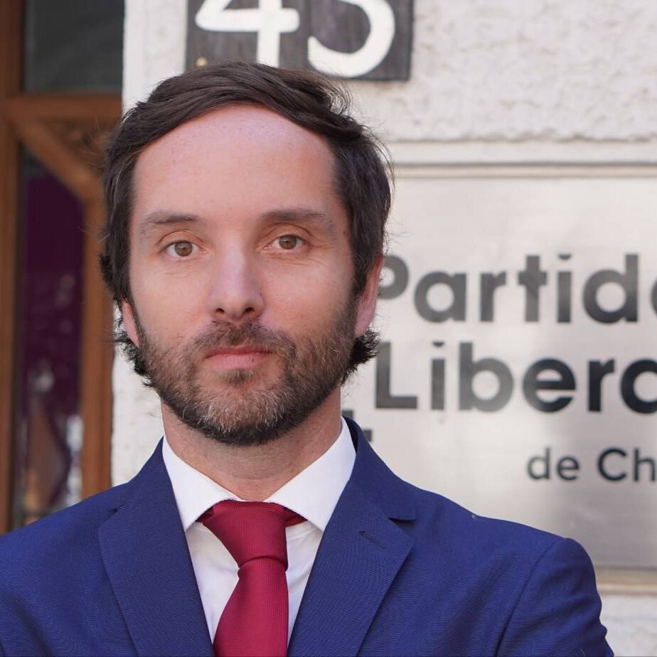 Cierto que Rettig fue compañero de curso de Valenzuela? Si es así Cristián Valenzuela entró a la Católica y Rettig le alcanzó arrastrando para la Finis Terrae. Fin.