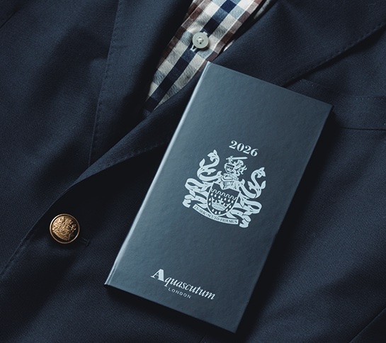 サライ11月号は特別付録にも注目📖
2026年版『アクアスキュータム』スケジュール手帳が登場。
1851年創業、英国王室御用達ブランドとのコラボで生まれた一冊です。
表紙には耐久フィルム加工を施し、中面には年間カレンダー、月別カレンダー、方眼メモを収録。
🔗 amzn.asia/d/7g5UsPJ