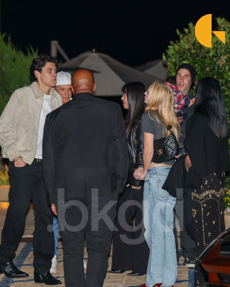 BackgridUS's tweet image. #KourtneyKardashian and #TravisBarker were seen leaving Nobu in Malibu following a dinner with Landon Barker, his girlfriend Skyla Sanders, and her parents, Liberty Ross and Jimmy Iovine.

📷: @backgrid_usa

For licensing inquiries, please email us at usasales@backgrid.com…