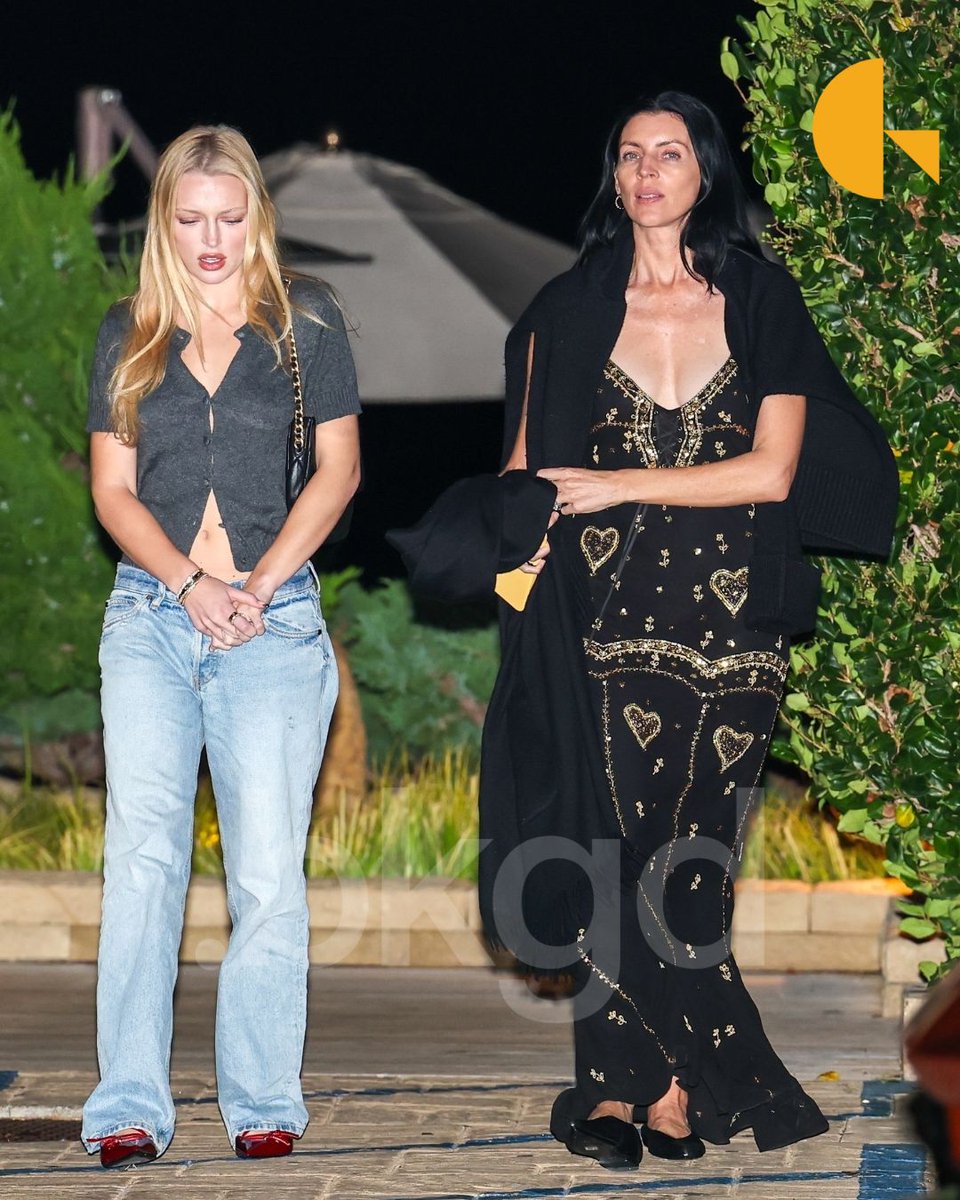BackgridUS's tweet image. #KourtneyKardashian and #TravisBarker were seen leaving Nobu in Malibu following a dinner with Landon Barker, his girlfriend Skyla Sanders, and her parents, Liberty Ross and Jimmy Iovine.

📷: @backgrid_usa

For licensing inquiries, please email us at usasales@backgrid.com…