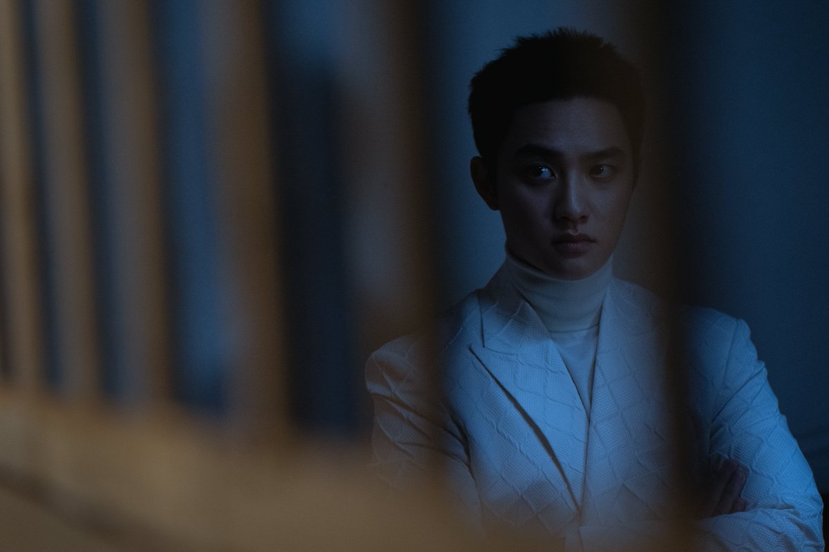 '조각도시' 도경수, 첫 악역 도전 "어떻게 표현할까 고민해" 
#조각도시 #TheManipulated #도경수 #DOHKYUNGSOO 
#인물스틸컷 #디즈니플러스 #DisneyPlusKR #iMBC연예 

사건을 설계하는 조각가 안요한 역을 맡은 도경수는 타인의 인생을 조각하는 극악무도하고, 광기 어린 인물로 새로운 얼굴을 펼쳐