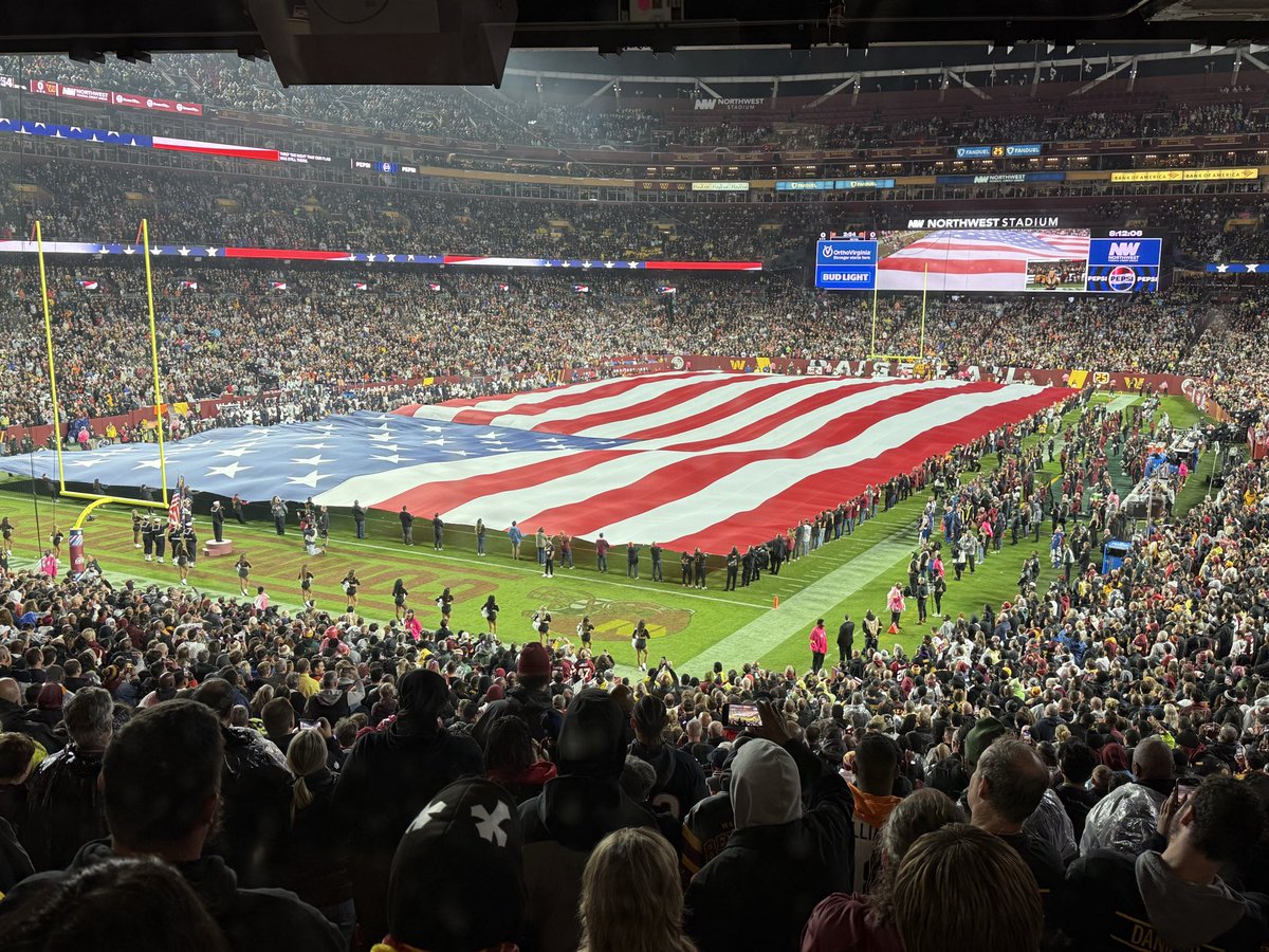 HerbHoward411's tweet photo. #ViewFromDaBox
#Bears #Commanders #MNF
#TheBIGS #ItsUS https://t.co/sJjscLDvhT