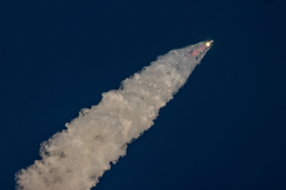 Flight 11 climbing into the skies. 

📸: <a href="/WeAreSpaceScout/">Space Scout</a>