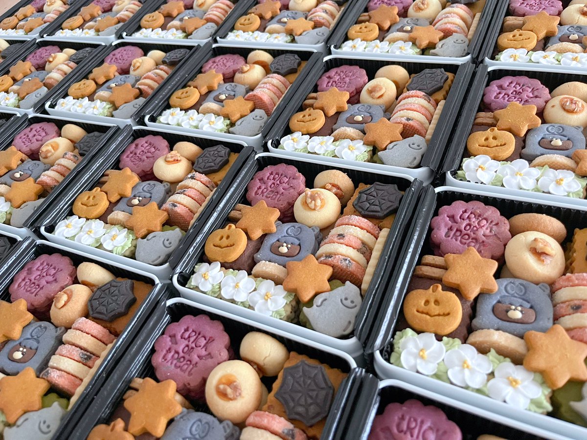 aco_cookies's tweet image. 👻🎃プレゼント企画🎃👻

抽選で1名様に、ハロウィン缶をプレゼントします♡

期間🍪　10/17 24:00まで
応募🍪　フォロー&amp;amp;RT(リポスト)
賞味期限🍪　11/3
発送🍪　10/19頃

フレーバーはこちら

acocookies.base.shop

他焼き菓子や小分けクッキーなども、10/15の朝9:00まで販売中です！