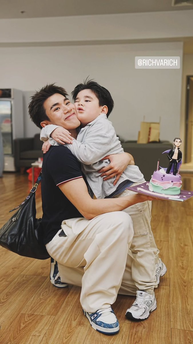 อันนี้น่ารักมากกก แก้มชนกันเป็นก้อนๆเลย น่ารักมาก  พี่โฟ้ดของหนูววววว 😍

HAPPY TWENTY ONE FOURTH
#MagicFOURTHTurns21
#TheMagicofFOURTH21st
#Fourthnattawat #โฟร์ทณัฐวรรธน์