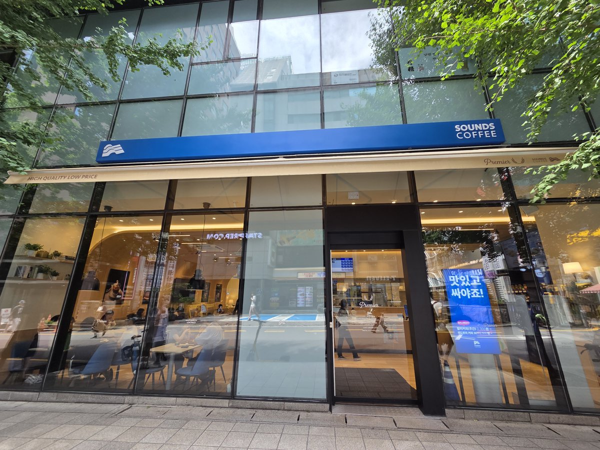 RAOLYjp's tweet photo. 사운즈커피 프리미어 강남　
( Sounds Coffee Premiere サウンズコーヒープレミア 江南)

서울 강남구 강남대로 358 지상1층 103호, 104호
江南駅4番出口から120m

https://t.co/uv05bpKF1K
https://t.co/O1C5xf4OMB
https://t.co/9Y8N1YCZ87

江南エリアはトレンドの発信地🇰🇷
そのため、カフェ業界も競争が激しく、独自のコンセプトやメニューを提供するお店が多数存在します🍽
今回はそんな江南エリアの個性的なカフェを紹介します🙋‍♂️
低価格でおいしいコーヒーをモットーに、フィルターコーヒーも置いてあるカフェ [ Sounds Coffee Premiere ]です💫

江南駅の4番出口から徒歩3分以内の位置にあります🚶‍♀️🚶
路地裏ですが、車の通行が多くて通る人も多い中、青い看板が一際目立ちます👀
店内はブルーカラーがメインで、すっきりした雰囲気で快適さを感じられます🩵
テーブルも広くてコンセントも多いので、勉強や作業するには最適です👌
平日のお昼にはお客さんがたくさんですが、夕方になると静かなので雰囲気も落ち着いてオススメです😉

テイクアウトの注文はキオスクで、イートインの注文はスタッフにします✌️
様々なコーヒー豆、ドリップバッグ、紙フィルターも販売しています💕
ベーカリー、サンドイッチなどもあるので、軽食としての利用も可能です🥪🥐

ドリップコーヒーとラテの種類が豊富なのが特徴です☕️
私はラテを注文しましたが、ラテアートが素敵で気分が良かったです🥰
味もバランスが良くて満足でした🫶
コスパの良いコーヒーを飲みたい方は、是非、立ち寄ってみてください🙋
個人経営のカフェよりも安く、ハンドドリップ入門の方にお勧めしたいです❣️

#韓国旅行 #韓国カフェ #ソウルカフェ #ホンデ #soundscoffee #사운즈커피 #ソウル旅行 #ソウル女子旅 #seoul #강남 #江南 #明洞 #ミョンドン
