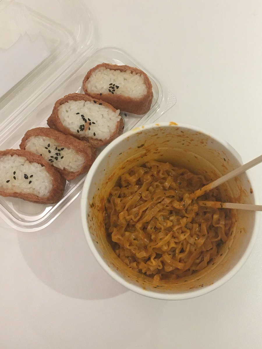 한국 오자마자 까르보불닭에 치즈 넣고 전자레인지 돌려서 투명섹시불닭 만들고 유부초밥이랑 먹음 넘 마싯어 ..