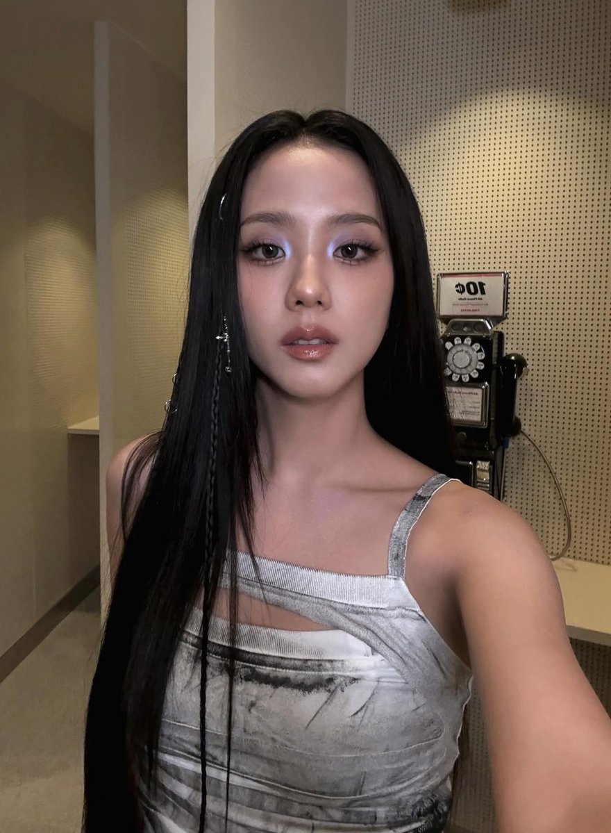 PopCrave's tweet image. Jisoo stuns in new selfie.