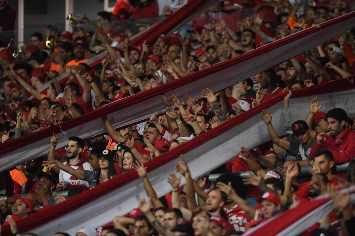 SCInternacional's tweet photo. Toda a torcida colorada conta com PROMOÇÕES PARA LOTAR O BEIRA-RIO no próximo domingo! 😍🇦🇹

🤝 Associados(as) Cadeira Locada, Carteira Vermelha, Parque Check-In e Patrimonial ⭢ 𝗶𝗻𝗴𝗿𝗲𝘀𝘀𝗼 𝗴𝗿𝗮𝘁𝘂𝗶𝘁𝗼 para acompanhante.

🎟️ Sócios e sócias que normalmente compram ingresso ⭢ 𝐚𝐜𝐞𝐬𝐬𝐨 𝐥𝐢𝐛𝐞𝐫𝐚𝐝𝐨 e entrada de acompanhante por 20 reais.

🏟️ Não sócios têm ingressos por:
• 𝟐𝟎 𝐫𝐞𝐚𝐢𝐬 nos portões 2, 3 e 7; 
• 𝟒𝟎 𝐫𝐞𝐚𝐢𝐬 nos portões 4, 6 e 8; 
• 𝟕𝟎 𝐫𝐞𝐚𝐢𝐬 na Área Livre superior!

🔗 Saiba mais: https://t.co/z3JMDqtk1a