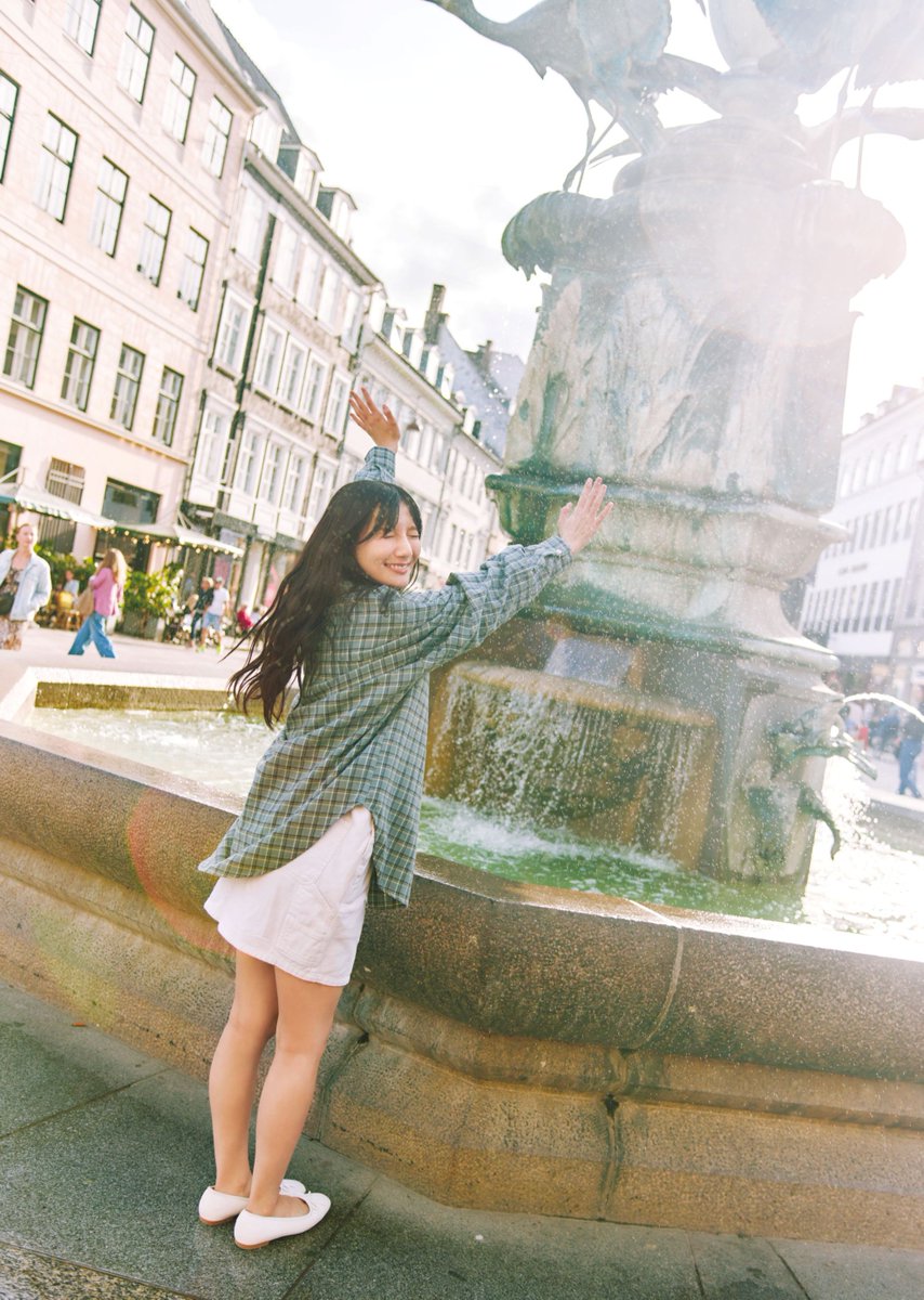 .　＼ᐠ 裏表紙解禁④ ᐟ／
￣￣￣￣￣￣￣￣￣￣￣￣
#テイクオフ @ Loppi・HMV限定版

コペンハーゲンの街をお散歩🍀
「水しぶきかかっちゃう!」と笑顔で振り返る無邪気なおひなさんにキュン⛲️💓

@ Loppi・HMV限定版の予約は🔻
x.gd/QPwDs

#日向坂46 #河田陽菜
#河田陽菜2nd写真集