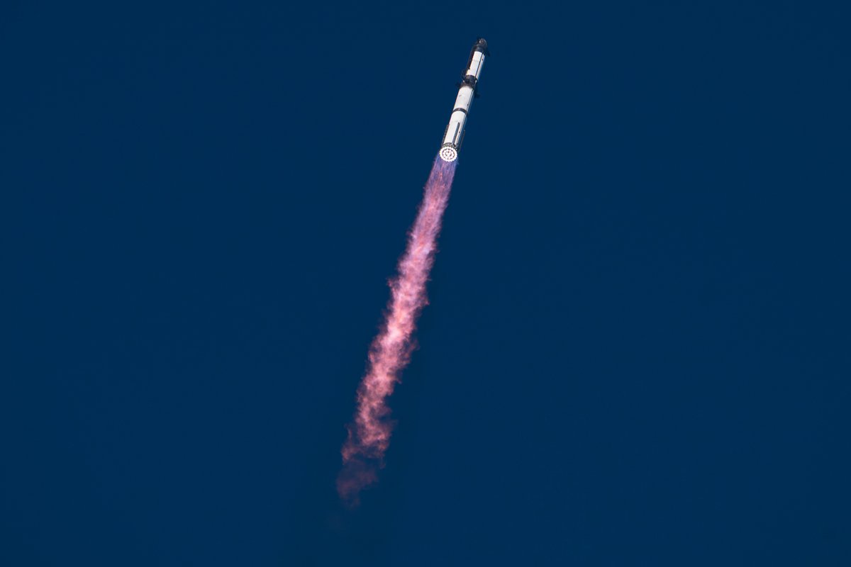 johnkrausphotos's tweet image. SPLASHDOWN AND TOTAL SUCCESS — Starship’s V2 era ends with a success, splashing down on-target in the Indian Ocean, setting up SpaceX for V3 flights from Pad 2 at Starbase in the coming months. Congrats, SpaceX team!