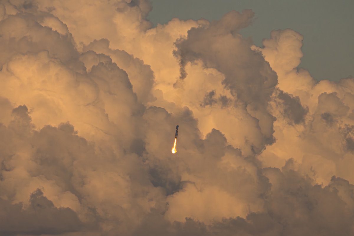 johnkrausphotos's tweet image. SPLASHDOWN AND TOTAL SUCCESS — Starship’s V2 era ends with a success, splashing down on-target in the Indian Ocean, setting up SpaceX for V3 flights from Pad 2 at Starbase in the coming months. Congrats, SpaceX team!