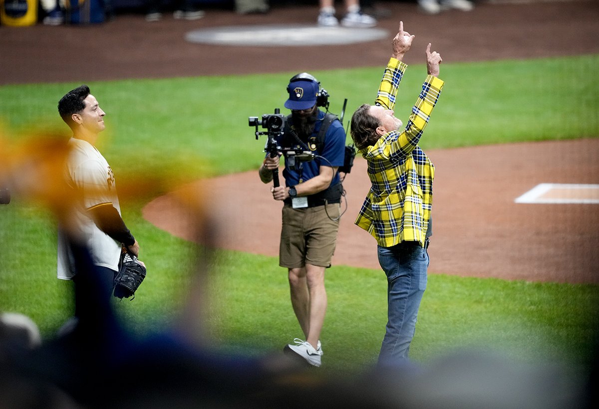 A couple MVPs on hand for today's first pitch 🐐

#MagicBrew
