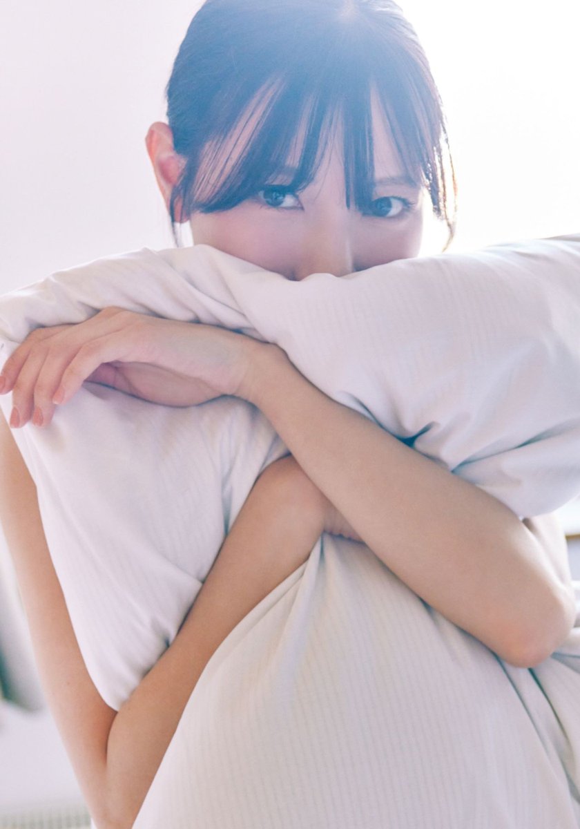 .　＼ᐠ 裏表紙解禁③ ᐟ／
￣￣￣￣￣￣￣￣￣￣￣￣
#テイクオフ 紀伊國屋書店限定版

大きな枕をギュッと抱きしめたおひなさん。
ちょっぴり上目遣いの愛くるしいまなざしにドキドキ💘

紀伊國屋書店限定版の予約は🔻
x.gd/3bEd9

#日向坂46 #河田陽菜
#河田陽菜2nd写真集