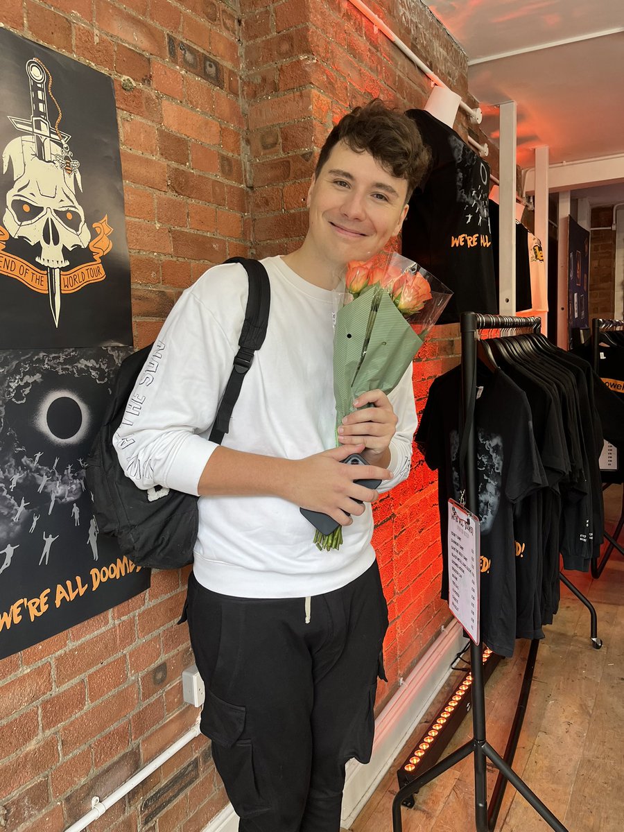 foolsdnp's tweet image. dan posted this video &amp;amp; the next day, for the first time, i gave dan flowers at wad pop up. i told him it was so he feels hope again. he told me he was going to give them to phil. dan gave PHIL the roses i gave DAN to feel better. wad was the longest they’ve been apart :( IM DEAD