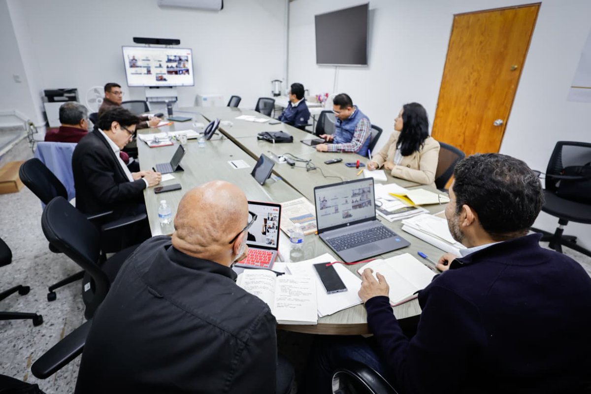 Esta tarde, siguiendo las orientaciones de la Presidenta <a href="/Claudiashein/">Claudia Sheinbaum Pardo</a>, sostuve una reunión a distancia con l@s subdelegad@s del <a href="/ISSSTE_mx/">ISSSTE</a> en los estados de Hidalgo, Puebla, Veracruz, Querétaro y San Luis Potosí, para dar seguimiento a las acciones del Instituto en apoyo a l@s