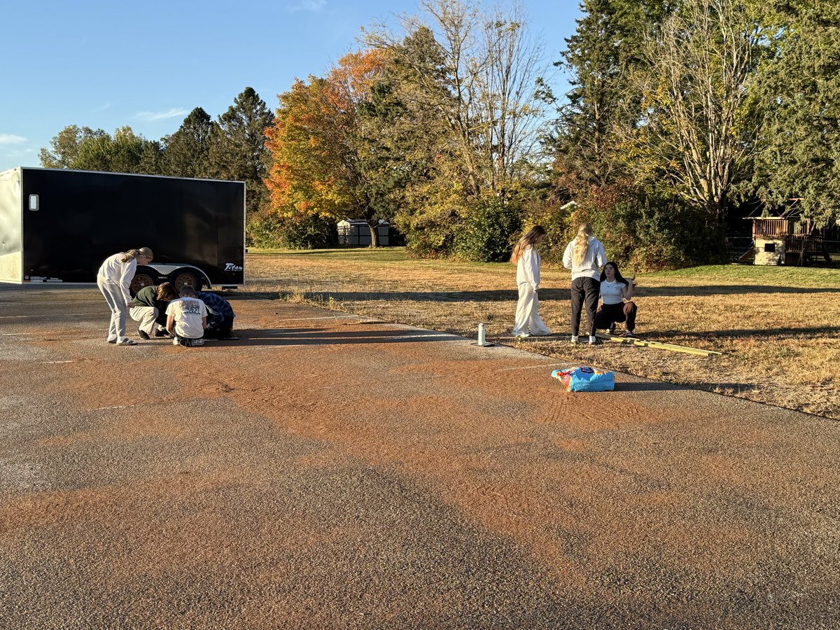 BizMathGuy's tweet image. Sunshine + teamwork = success! Outdoor Adventures 8 out tackling their stations and loving the fall weather! 🍂💪 - @ByronBears @ByronMSBears