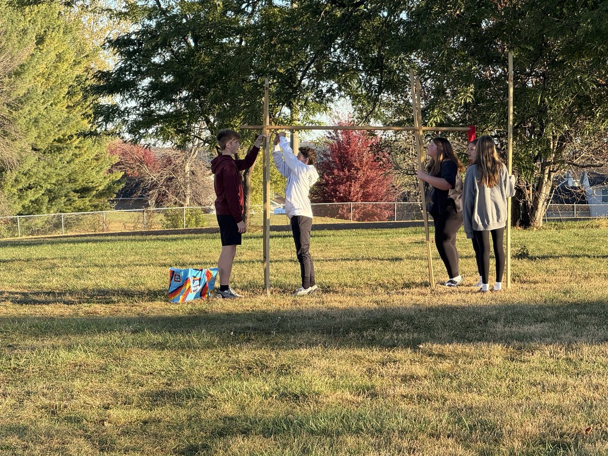BizMathGuy's tweet image. Sunshine + teamwork = success! Outdoor Adventures 8 out tackling their stations and loving the fall weather! 🍂💪 - @ByronBears @ByronMSBears