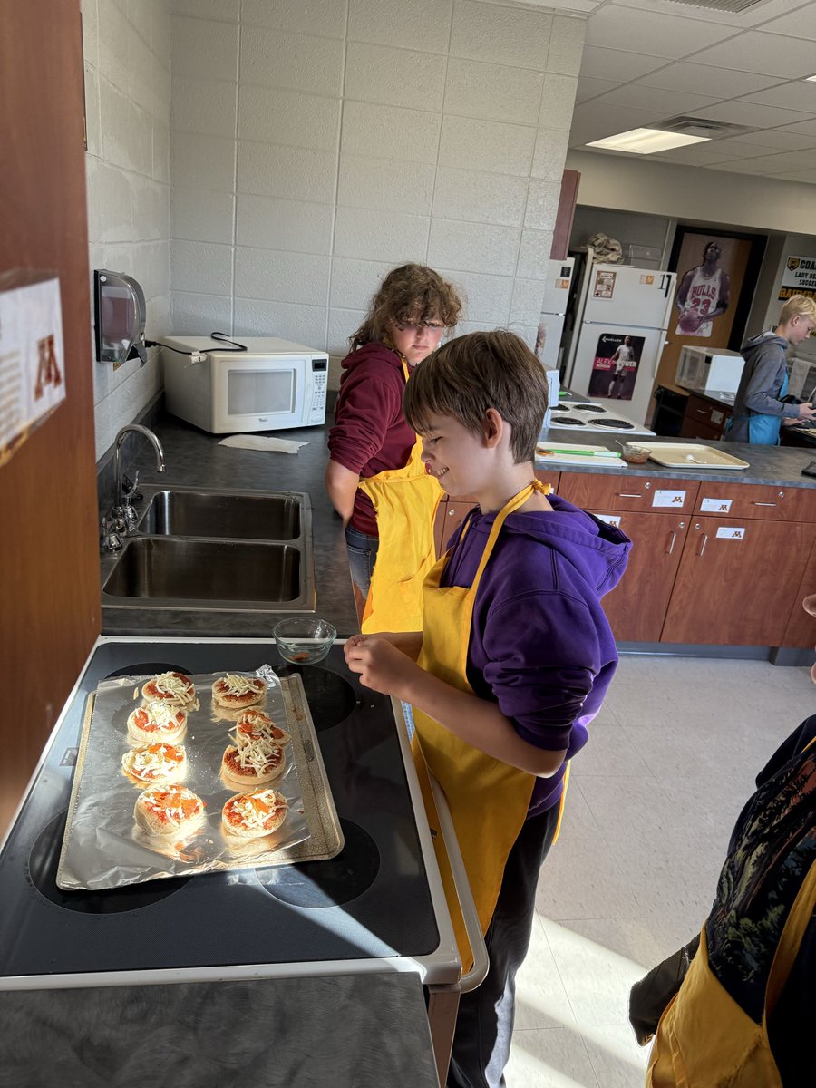 BizMathGuy's tweet image. Business Math 7 turned class into a mini pizzeria today—testing out their homemade pizza sauce on fresh mini pizzas! 🍕🔥 @ByronBears @ByronMSBears