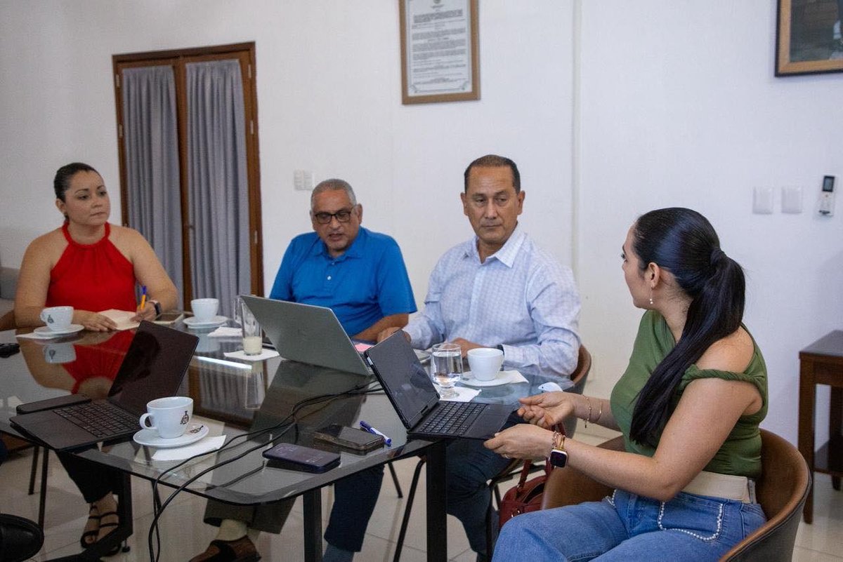 El crecimiento del puerto de Manzanillo es esencial para el desarrollo de Colima. 🚢✨

Sostuvimos una reunión muy productiva con Óscar Benavides Carrillo, presidente de la Asociación de Agentes Aduanales del Puerto de Manzanillo, Colima - aaapumac, su equipo, Paco Rodriguez de