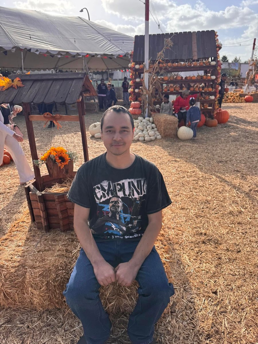 rayjsantiago's tweet image. Hope y’all had a great Monday! I know I did! 🌞🎃🍂 #pumpkinpatch