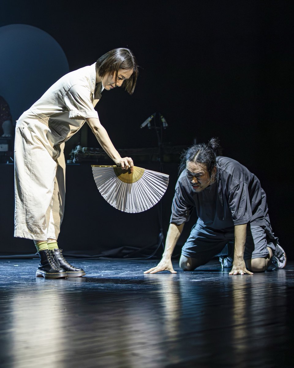 #ACC공연

📌판소리, 연극, 움직임, 음악이 함께하는 공연 <긴긴밤> 
  
‘루리’작가의 문학작품 <긴긴밤>을바탕으로 재해석된 공연
  
✔일시: 2025.12.5.(금) 19:30/ 12.6.(토) 15시, 19시

❗티켓 오픈: 2025.10.14.(화) 10:00
🔗 acc.go.kr/main/performan…

#국립아시아문화전당 #긴긴밤