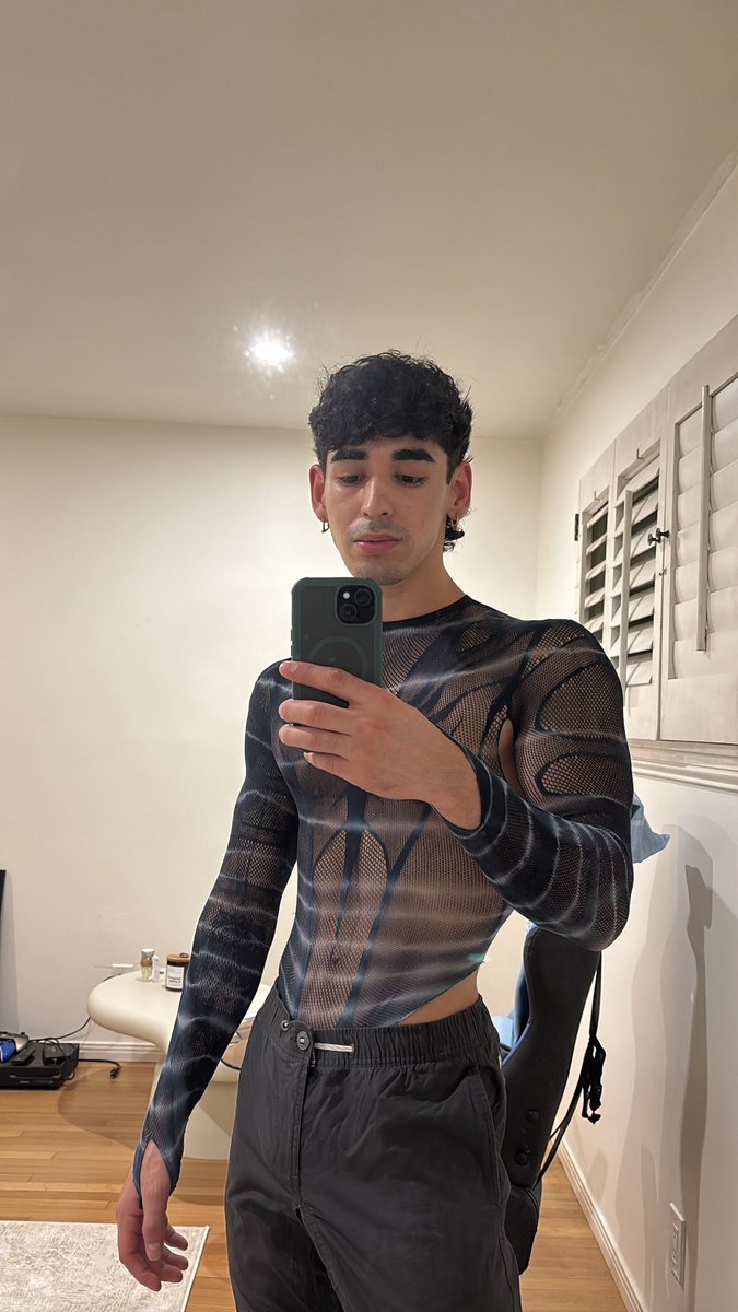 droses3_'s tweet photo. W/ or without pants? https://t.co/a1M5tzHoAE