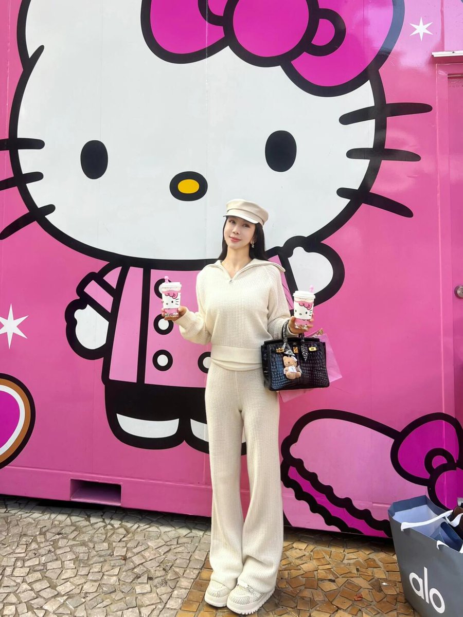 earthuur's tweet photo. Sometimes, happiness is found in the little things — a cute moment, a favorite character, and a smile that lights up the day. Embrace joy wherever you find it! 💖✨ #JoyInDetails #HelloKittyLove #SimplePleasures #PositiveEnergy #HappyVibes https://t.co/oqQ9hciqqw