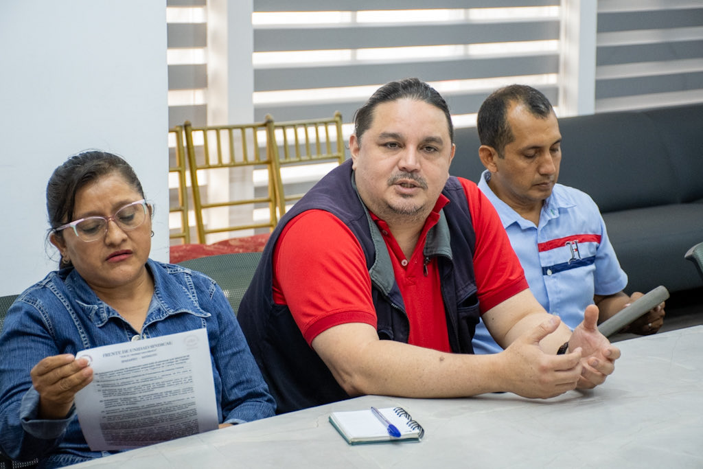 El Gdor. <a href="/jimmyblacio_ec/">Jimmy Blacio</a> escuchó a miembros del Sindicato de Obreros del <a href="/HTDMACHALA/">Hospital General Teófilo Dávila de Machala 🇪🇨</a> y reafirmó su compromiso de garantizar seguridad en este hospital y en centros de salud.

Reafirmamos nuestro respaldo a quienes se encuentran en la primera línea del servicio público.