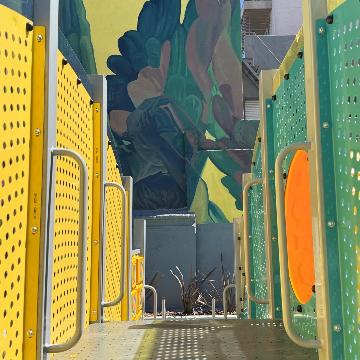 agustinrponti's tweet image. Este viernes reabrimos la plazoleta Comastri, totalmente renovada. Nuevo patio de juegos, nueva área de calistenia, postas deportivas y un nuevo mural. Qué lindo está Chacarita 🩵