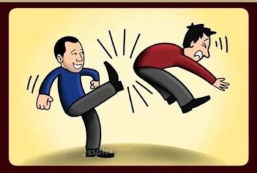 أكبر خطأ يمكن أن أرتكبه مع وقتي ، هو ضياع دقيقة واحدة من عمري في متابعة تافه أو تافهة ..
ولنتذكر حديث رسول الله ﷺ  :
" لا تزول قدما عبد يوم القيامة حتى يُسأل عن أربع ، عن #عمره_فيما_أفناه ، وعن جسده فيما أبلاه ، وعن علمه ماذا عمل به وعن ماله من أين اكتسبه وفيما أنفقه ".