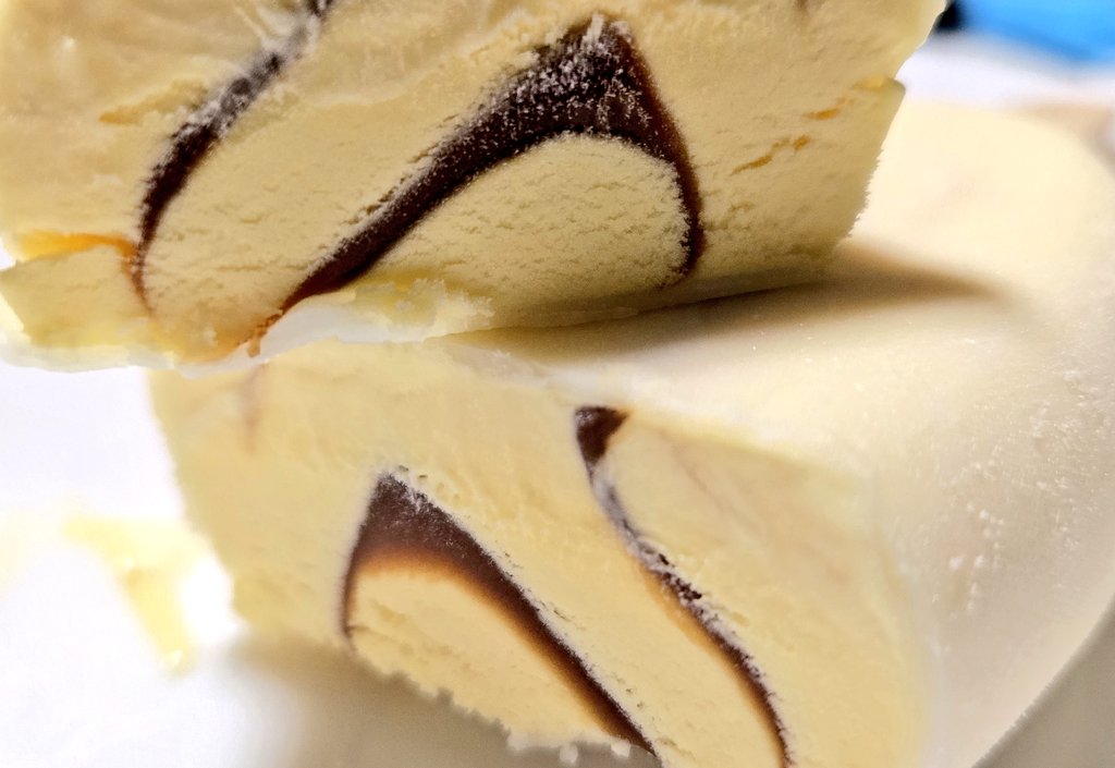 【パルム ザカスタードプリン】
購入価格180円 197kcal
4.5
はむっとねっとりして口溶け滑らかで
優しい卵の風味でミルキーなカスタードの風味に甘香ばしくほんのりほろ苦なカラメルと合わせ正しくプリンな味わいで
更にホワイトチョコの甘みが
甘さのコクが増しこれはめちゃうま！
毎日食べたい