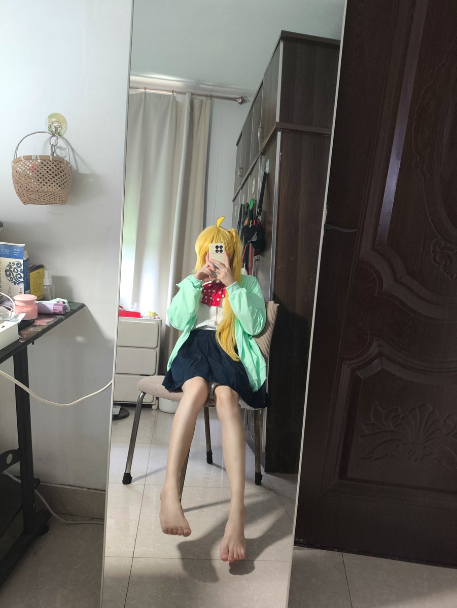 鼓手怎么能少了大鼓棒，其实波奇才是最佳的乐队鼓手人选(？)
#伪娘  #裸足