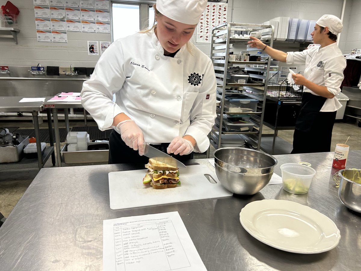 msdaniel45's tweet photo. Level 1 students kicked off their sandwich and pizza unit this week by creating a delicious variety of sandwiches! On the menu today: buffalo chicken wraps, triple decker sandwiches, and classic submarines. Each packed with flavor and creativity. https://t.co/ELymHEZYWt